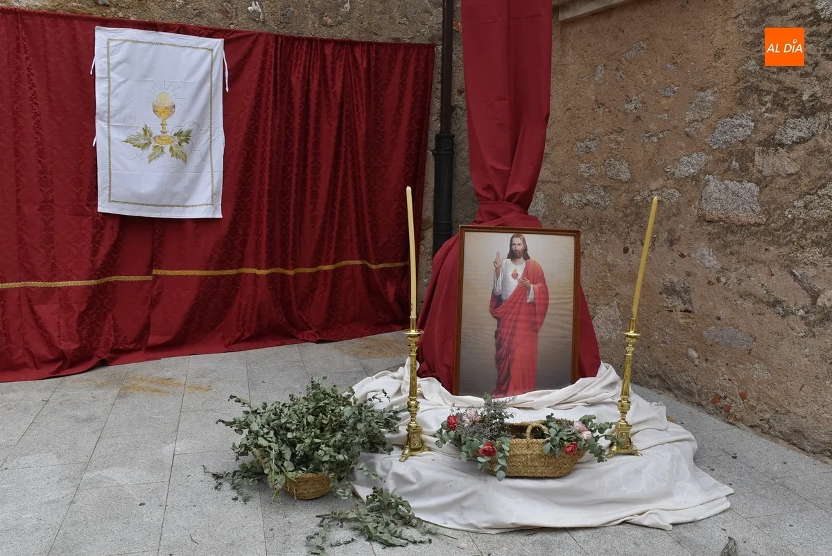 Foto 3 - El Sant&iacute;simo logra procesionar pese a la sorpresiva visita de la lluvia a La Fuente de San Esteban