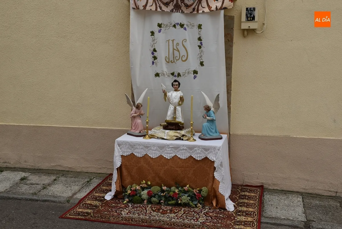 Foto 5 - El Sant&iacute;simo logra procesionar pese a la sorpresiva visita de la lluvia a La Fuente de San Esteban