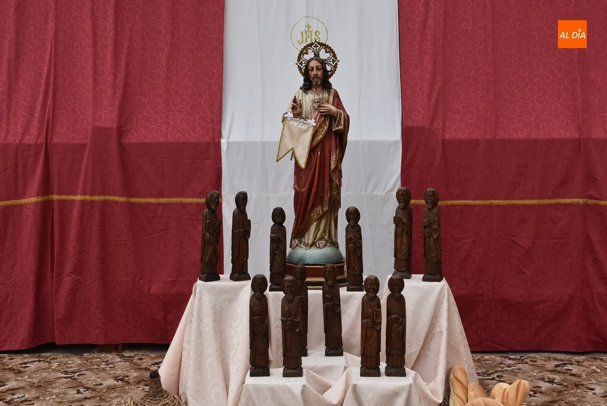 Foto 8 - El Sant&iacute;simo logra procesionar pese a la sorpresiva visita de la lluvia a La Fuente de San Esteban