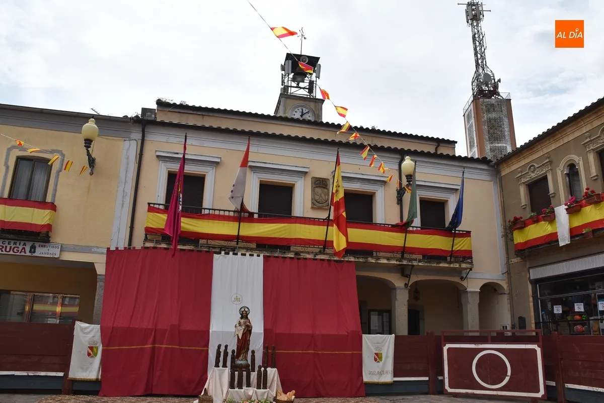 Foto 9 - El Sant&iacute;simo logra procesionar pese a la sorpresiva visita de la lluvia a La Fuente de San Esteban