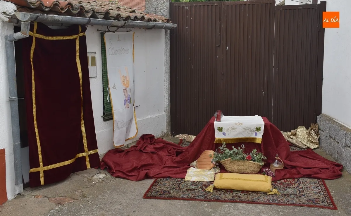 Foto 10 - El Sant&iacute;simo logra procesionar pese a la sorpresiva visita de la lluvia a La Fuente de San Esteban