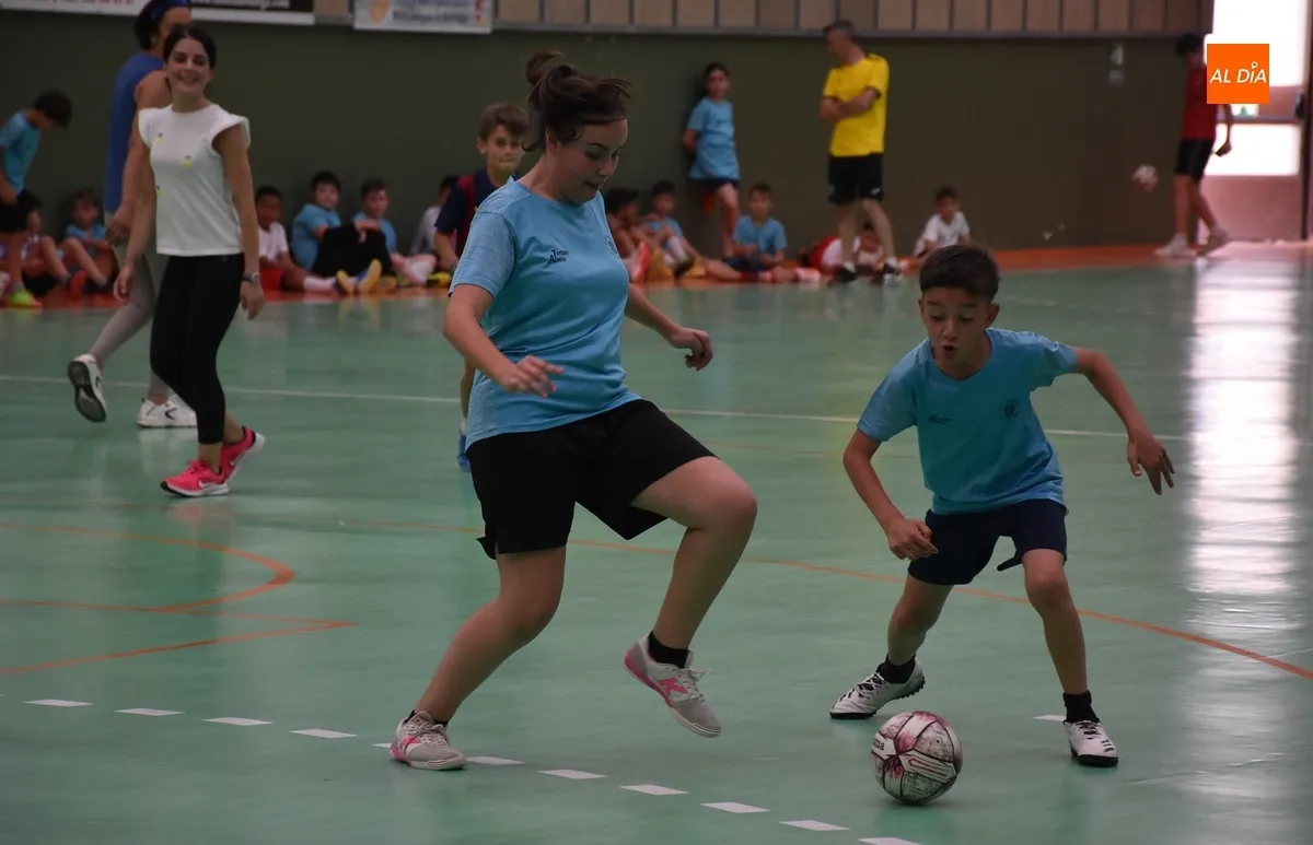 Foto 2 - Los benjamines del III Columnas juegan contra sus progenitores para finalizar los entrenos