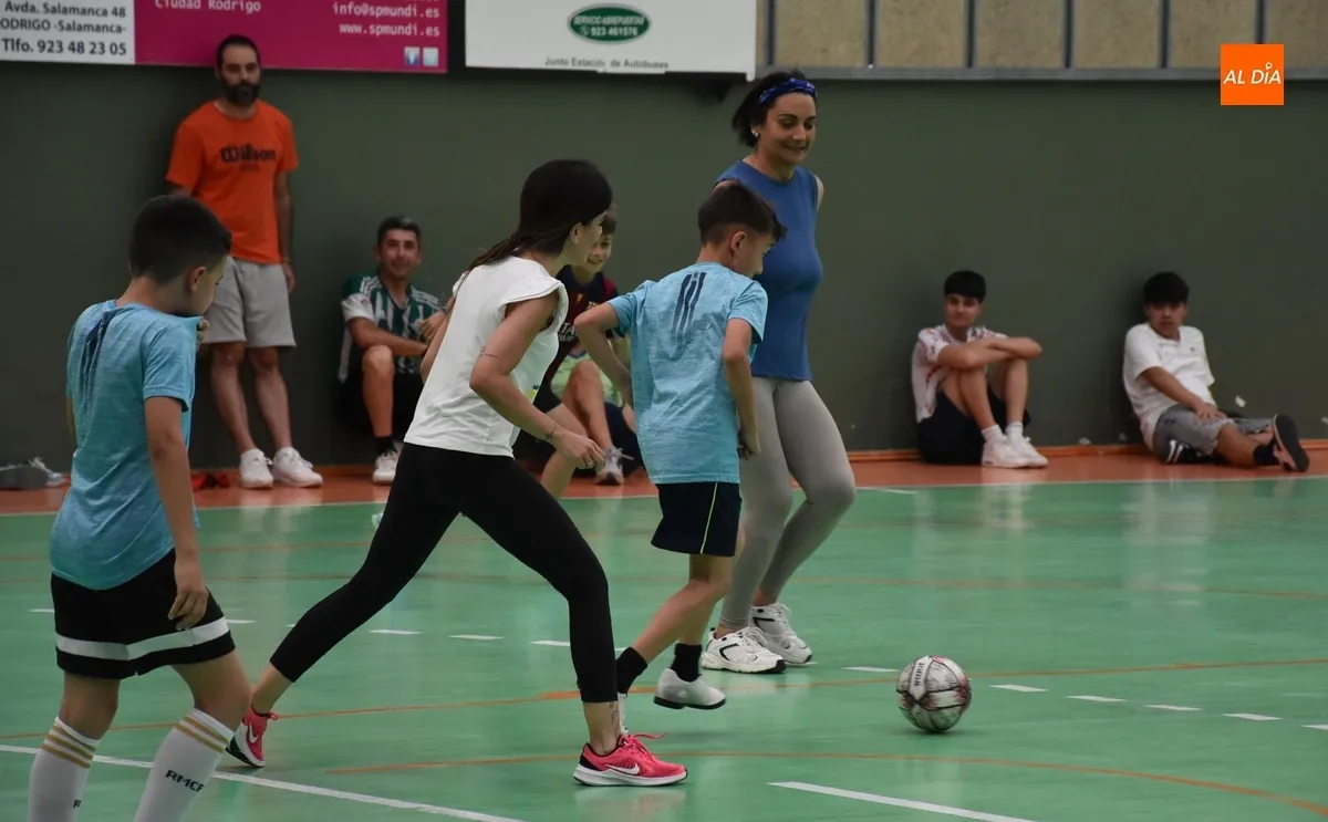 Foto 3 - Los benjamines del III Columnas juegan contra sus progenitores para finalizar los entrenos