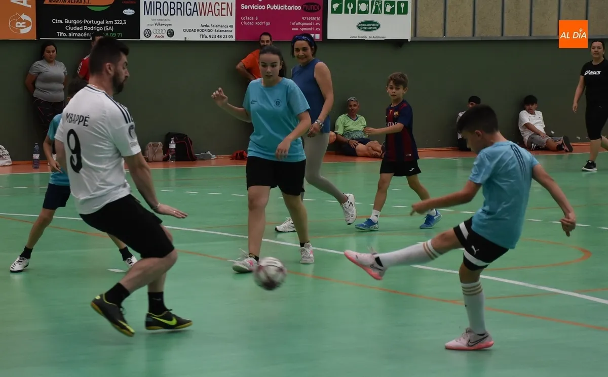 Foto 5 - Los benjamines del III Columnas juegan contra sus progenitores para finalizar los entrenos