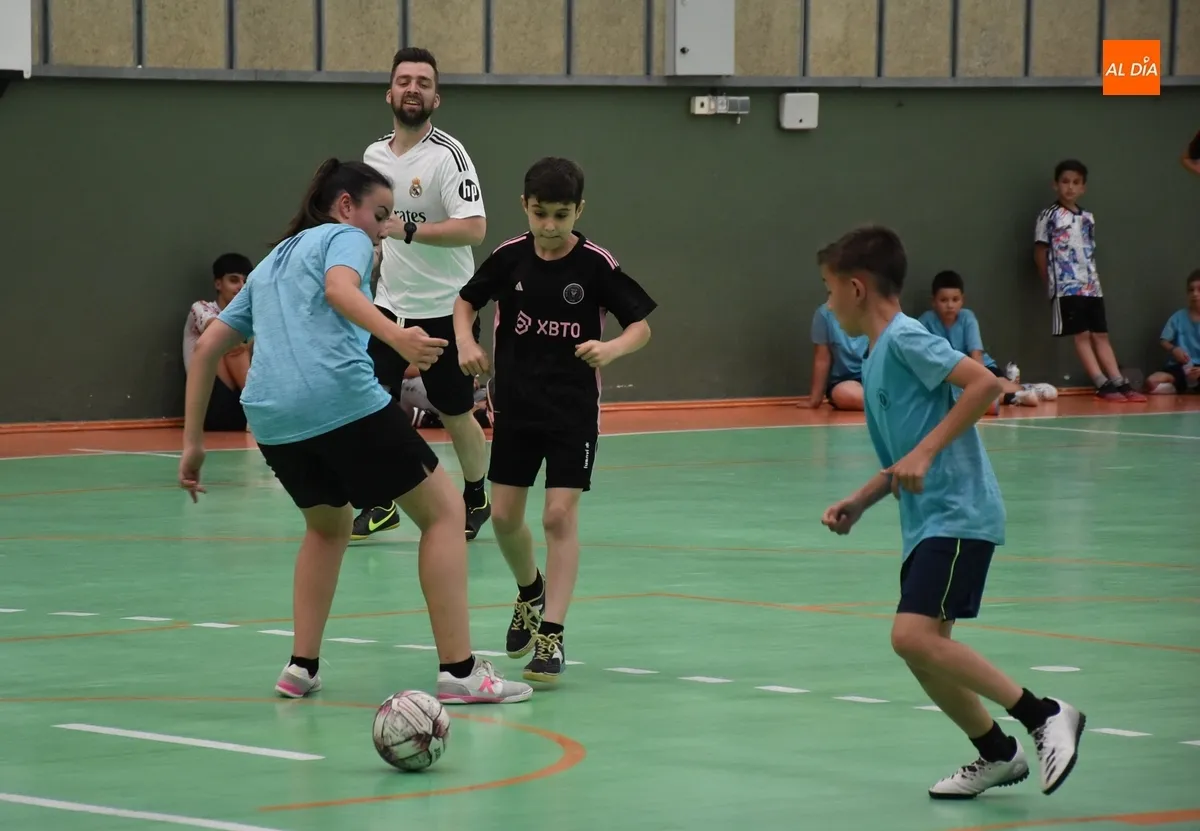 Foto 6 - Los benjamines del III Columnas juegan contra sus progenitores para finalizar los entrenos