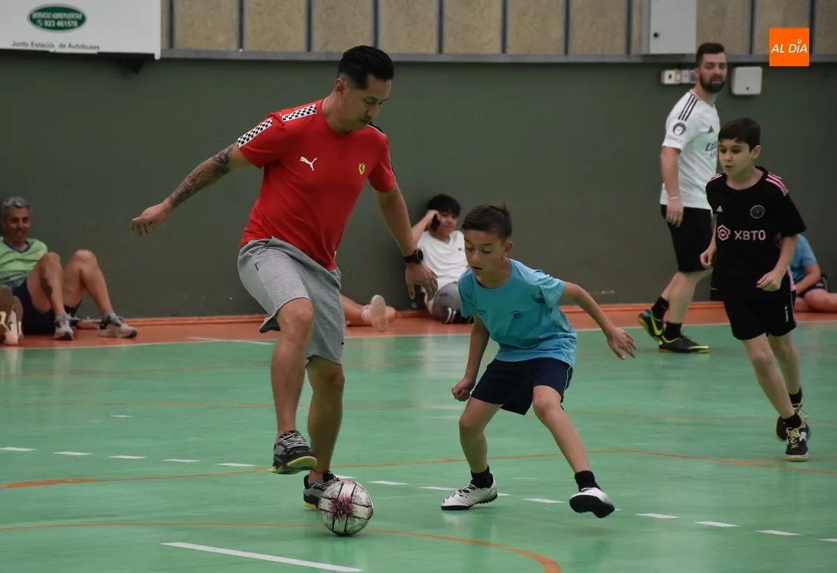 Foto 7 - Los benjamines del III Columnas juegan contra sus progenitores para finalizar los entrenos