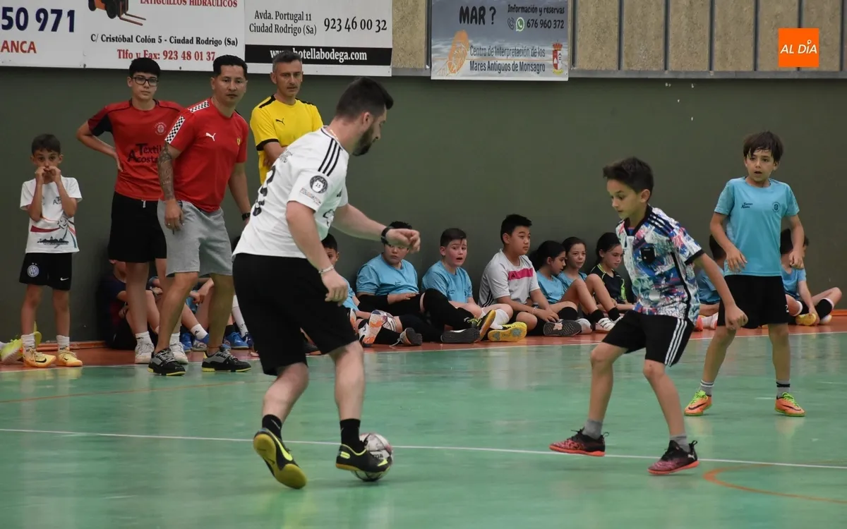 Foto 8 - Los benjamines del III Columnas juegan contra sus progenitores para finalizar los entrenos