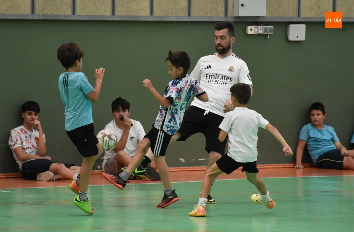 Foto 9 - Los benjamines del III Columnas juegan contra sus progenitores para finalizar los entrenos