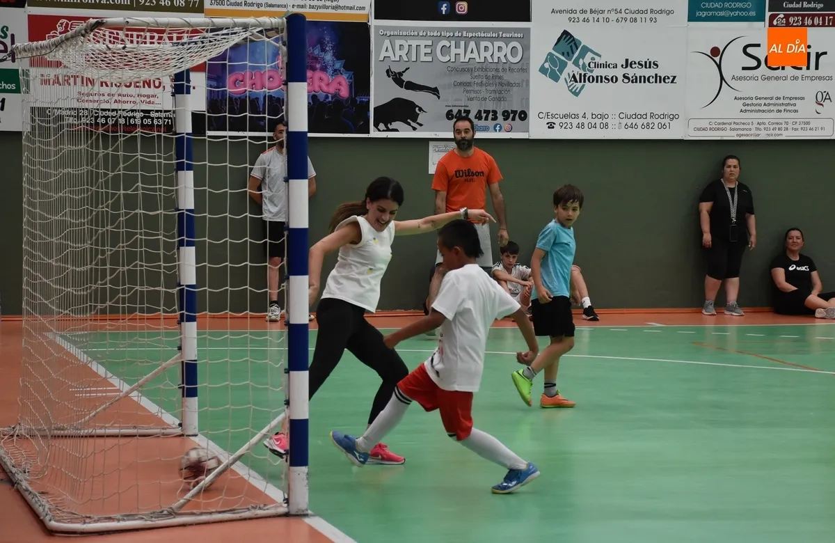 Foto 10 - Los benjamines del III Columnas juegan contra sus progenitores para finalizar los entrenos