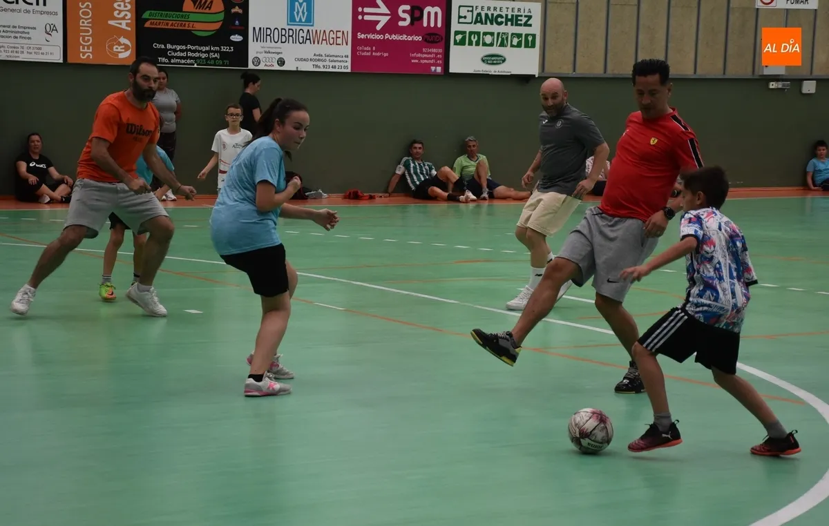 Foto 11 - Los benjamines del III Columnas juegan contra sus progenitores para finalizar los entrenos