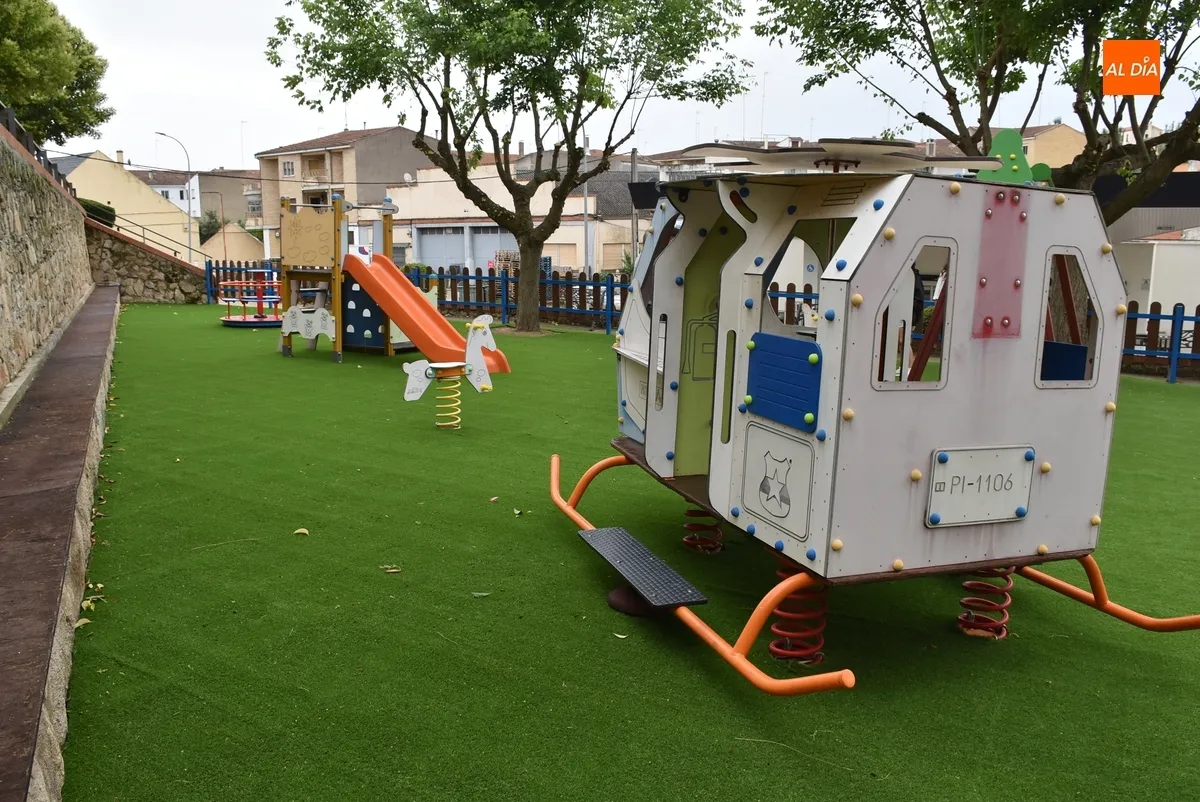 Foto 6 - Renovado el parque infantil situado en la parte frontal del Valle de San Mart&iacute;n