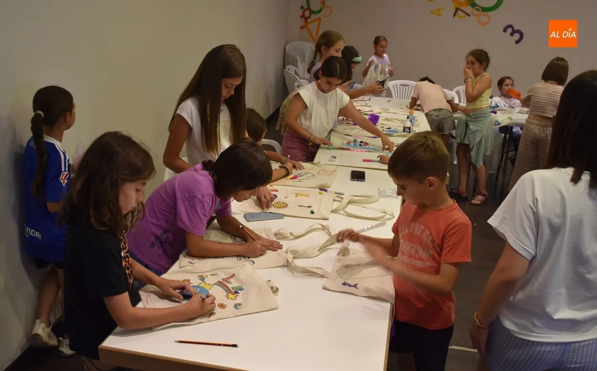Foto 2 - Una treintena de chavales derrocha creatividad a la hora de decorar a su gusto tote bags