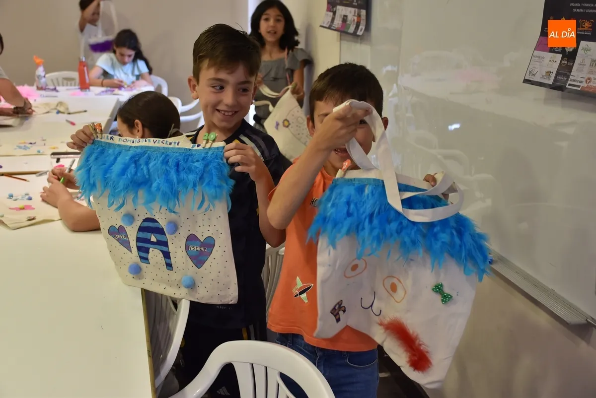 Foto 3 - Una treintena de chavales derrocha creatividad a la hora de decorar a su gusto tote bags