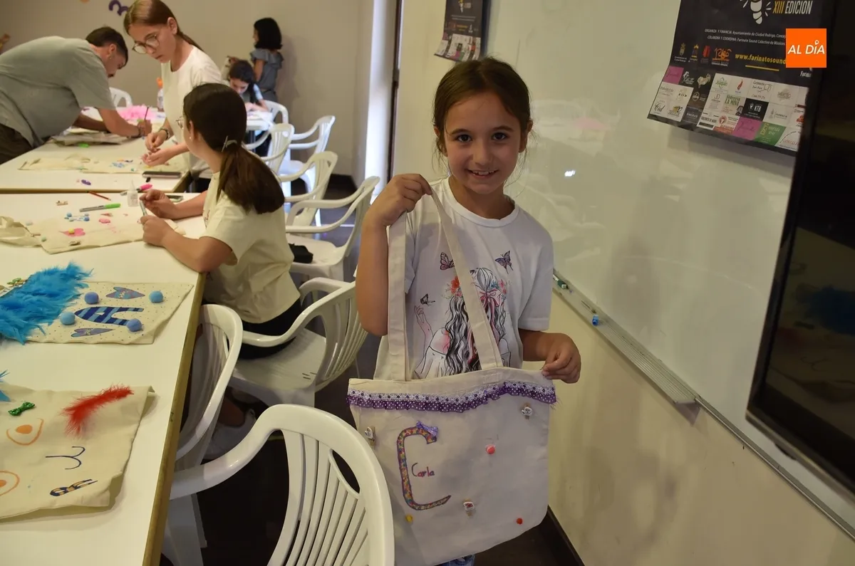 Foto 5 - Una treintena de chavales derrocha creatividad a la hora de decorar a su gusto tote bags