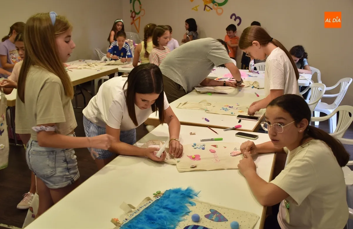 Foto 6 - Una treintena de chavales derrocha creatividad a la hora de decorar a su gusto tote bags