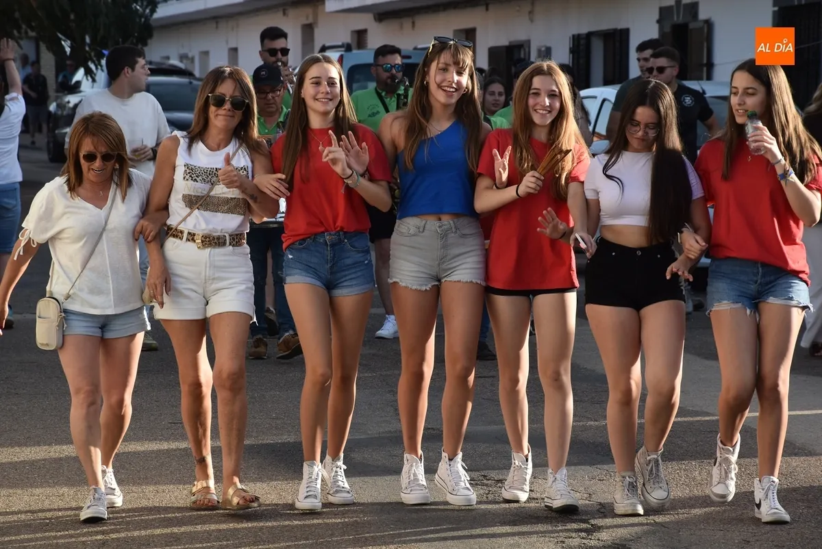 Foto 6 - El Payo estalla en fiestas izando de forma minuciosa una espectacular viga de 23 metros