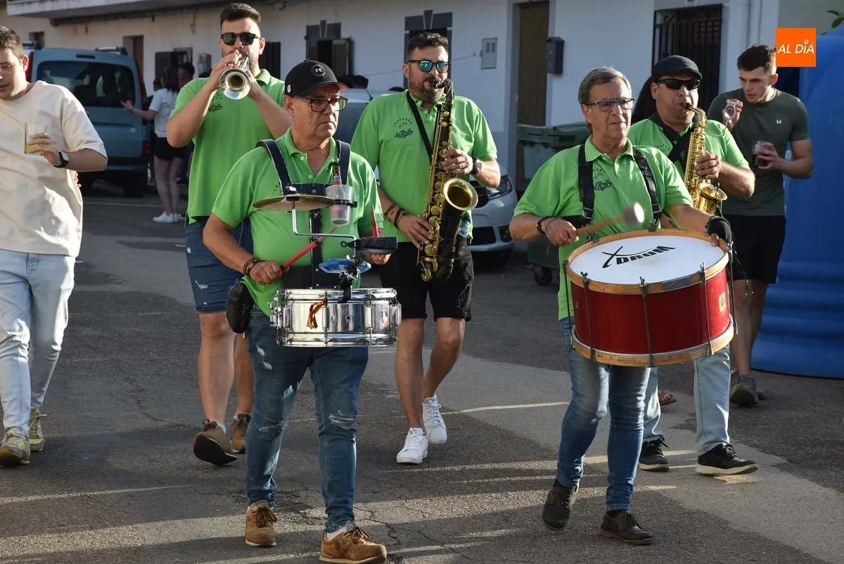 Foto 7 - El Payo estalla en fiestas izando de forma minuciosa una espectacular viga de 23 metros