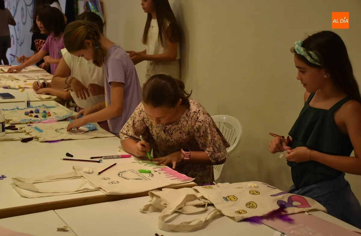 Foto 10 - Una treintena de chavales derrocha creatividad a la hora de decorar a su gusto tote bags