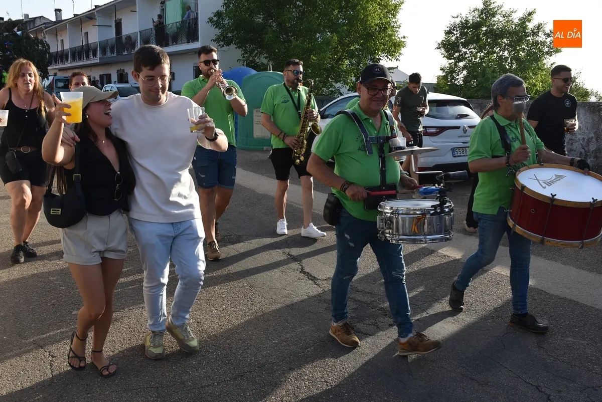 Foto 9 - El Payo estalla en fiestas izando de forma minuciosa una espectacular viga de 23 metros
