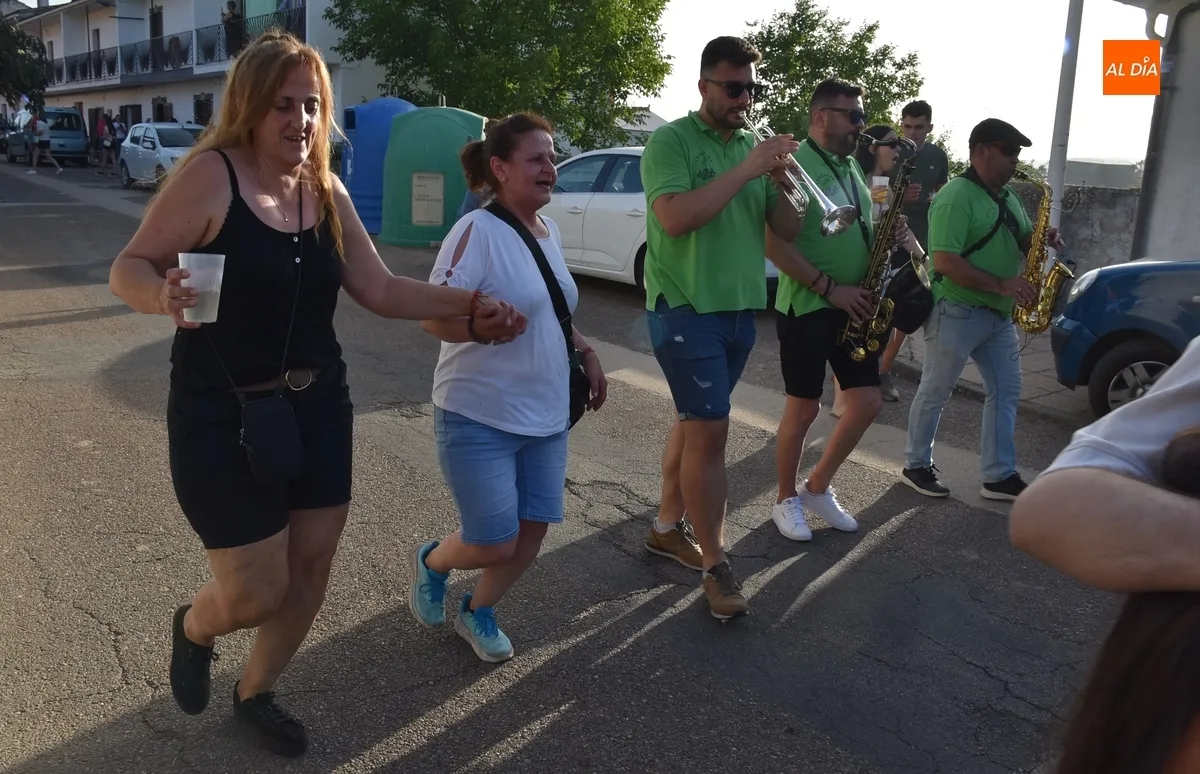 Foto 10 - El Payo estalla en fiestas izando de forma minuciosa una espectacular viga de 23 metros