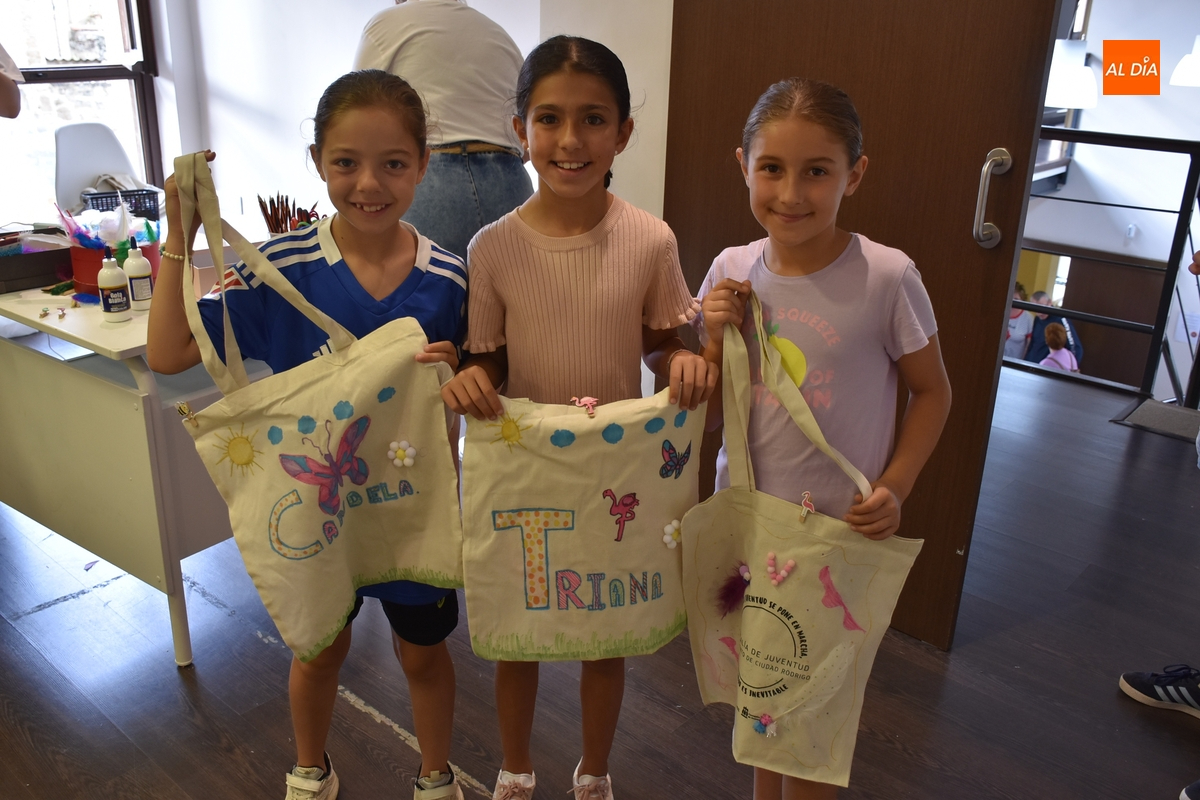 Una treintena de chavales derrocha creatividad a la hora de decorar a su gusto tote bags