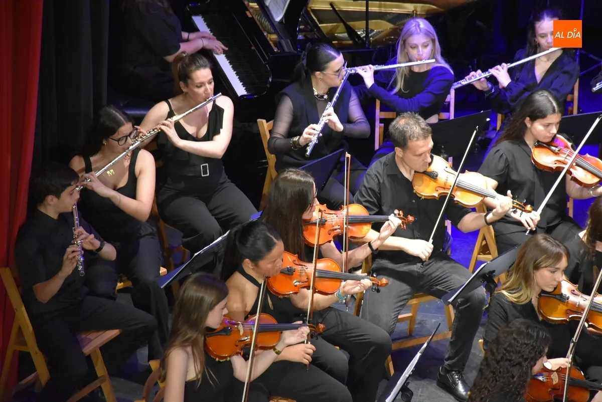 Foto 10 - La Orquesta Sinf&oacute;nica redondea el curso 24/25 con un concierto con amplio seguimiento