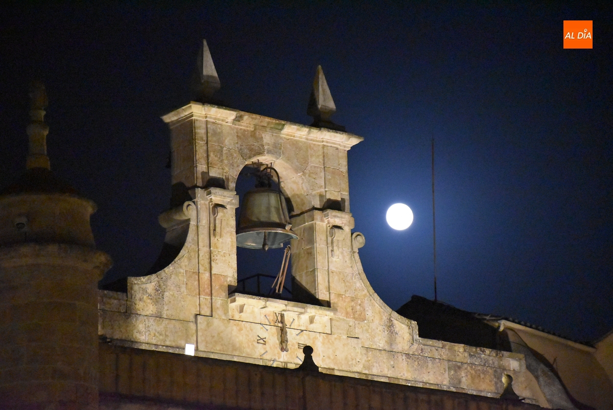 La Casa Consistorial mirobrigense lucirá de naranja el viernes y de verde el sábado