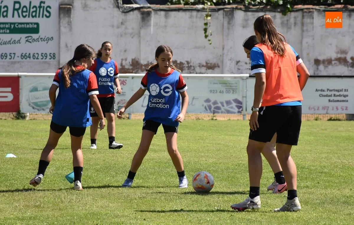 Foto 10 - Finaliza el novedoso Campus de f&uacute;tbol femenino comandado por Carmen &Aacute;lvarez y Laura Rodr&iacute;guez