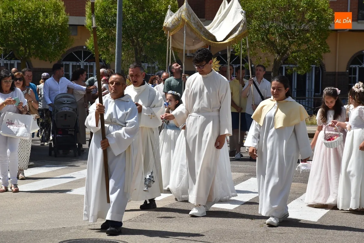 Foto 2 - Siete ni&ntilde;as de Primera Comuni&oacute;n acompa&ntilde;an al Sant&iacute;simo por el barrio de Las Canteras