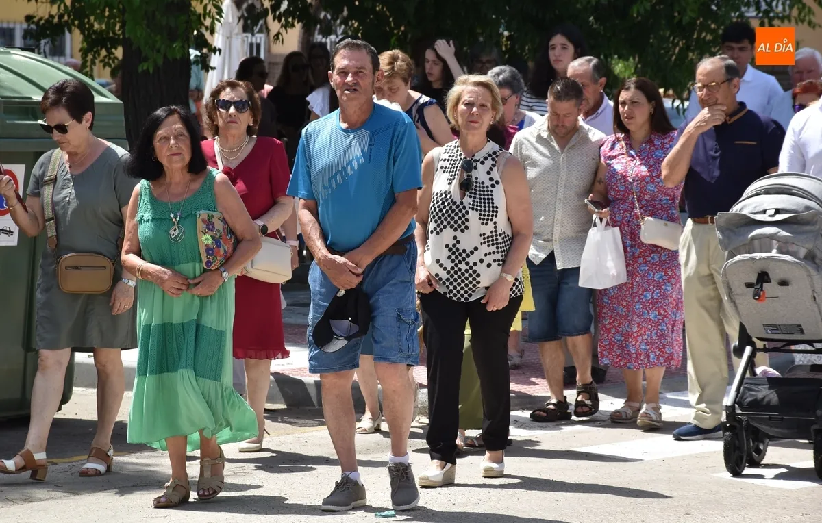 Foto 4 - Siete ni&ntilde;as de Primera Comuni&oacute;n acompa&ntilde;an al Sant&iacute;simo por el barrio de Las Canteras