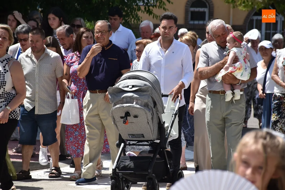Foto 5 - Siete ni&ntilde;as de Primera Comuni&oacute;n acompa&ntilde;an al Sant&iacute;simo por el barrio de Las Canteras
