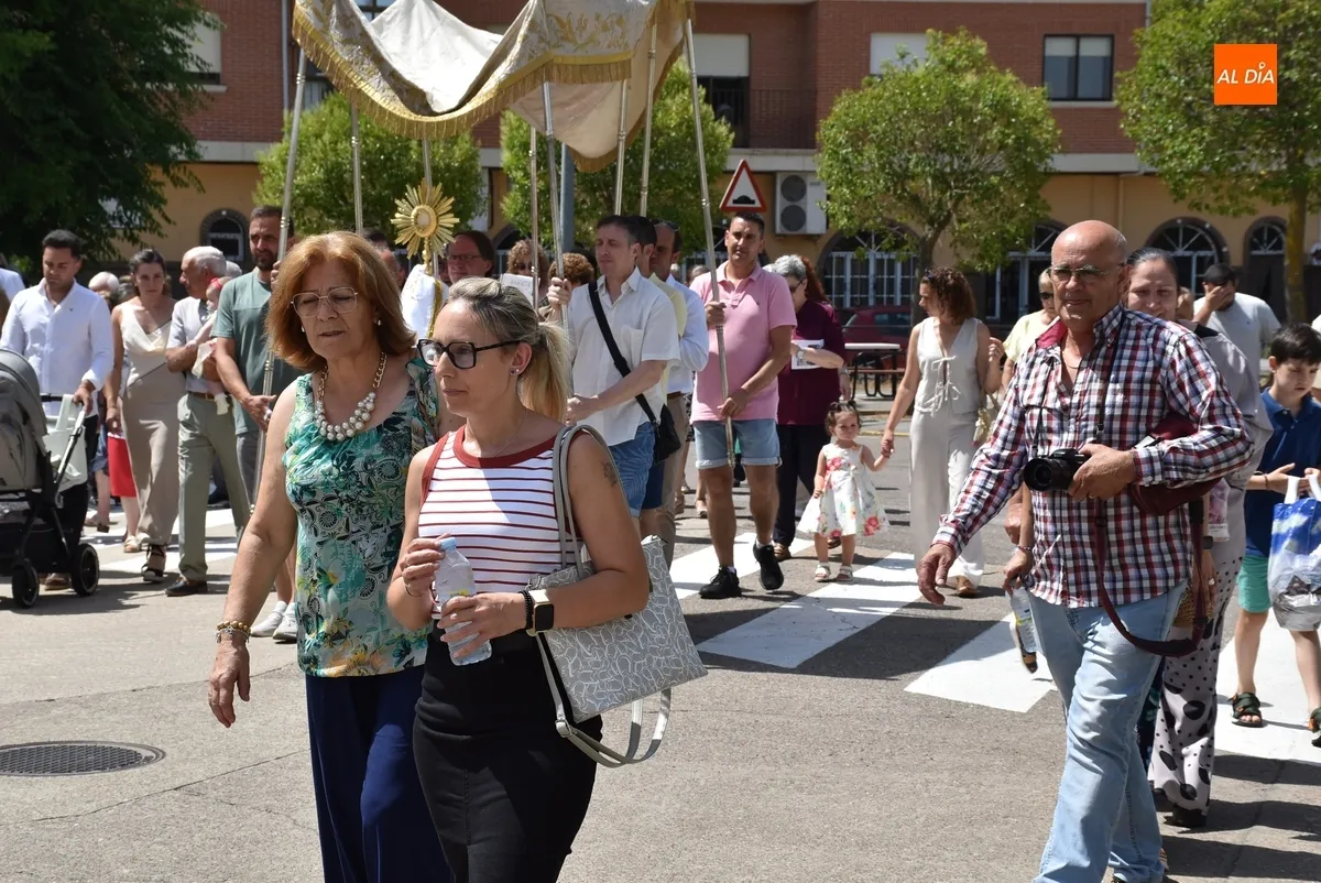 Foto 6 - Siete ni&ntilde;as de Primera Comuni&oacute;n acompa&ntilde;an al Sant&iacute;simo por el barrio de Las Canteras
