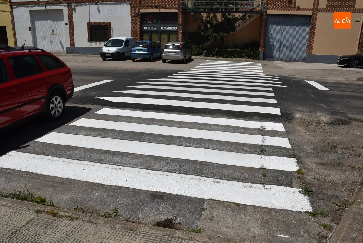Foto 3 - Al completo el nuevo paso de cebra de la Avenida de Espa&ntilde;a