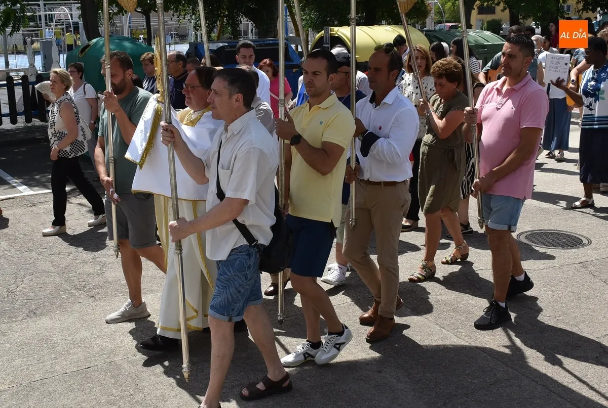 Foto 8 - Siete ni&ntilde;as de Primera Comuni&oacute;n acompa&ntilde;an al Sant&iacute;simo por el barrio de Las Canteras