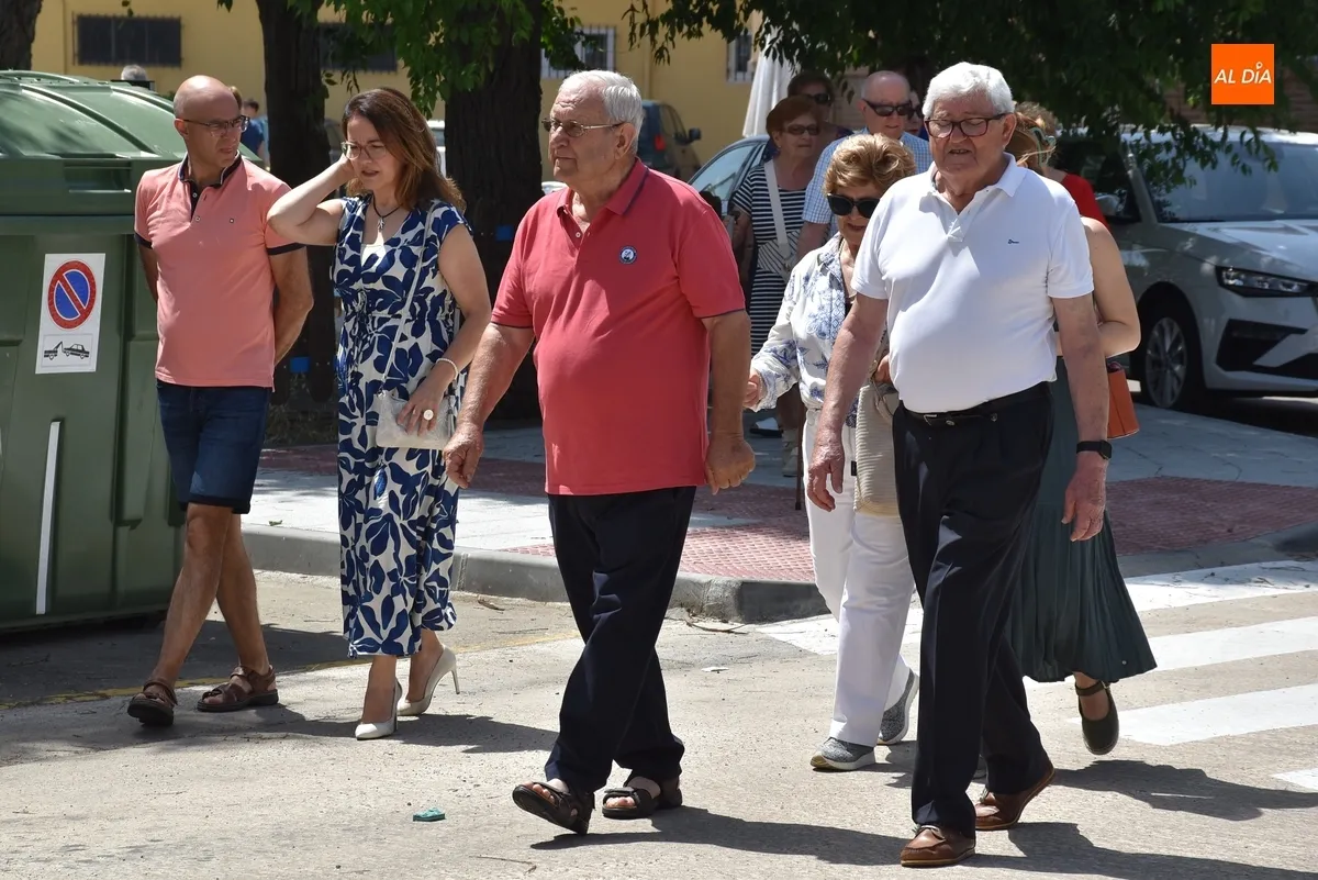 Foto 10 - Siete ni&ntilde;as de Primera Comuni&oacute;n acompa&ntilde;an al Sant&iacute;simo por el barrio de Las Canteras