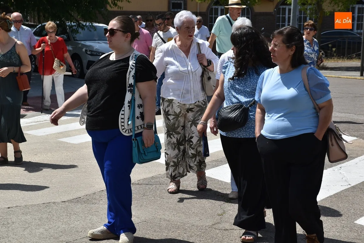 Foto 11 - Siete ni&ntilde;as de Primera Comuni&oacute;n acompa&ntilde;an al Sant&iacute;simo por el barrio de Las Canteras