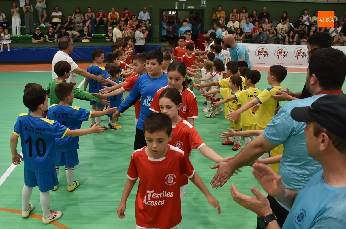Foto 4 - El III Columnas rinde homenaje a los 4 equipos del Club que se han proclamado campeones