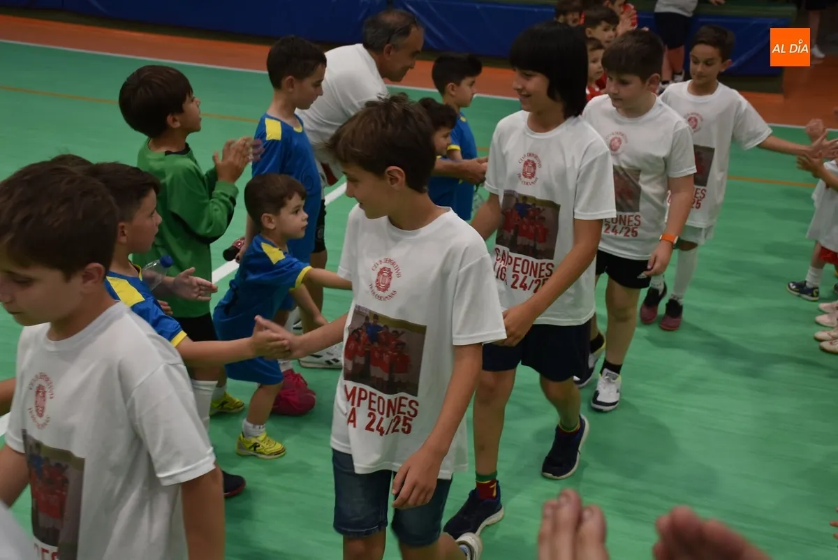 Foto 10 - El III Columnas rinde homenaje a los 4 equipos del Club que se han proclamado campeones