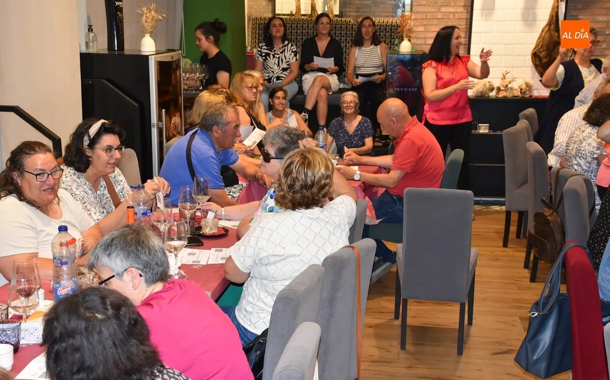 Foto 2 - La Escuela de Adultos se va de comida para festejar el final de las clases