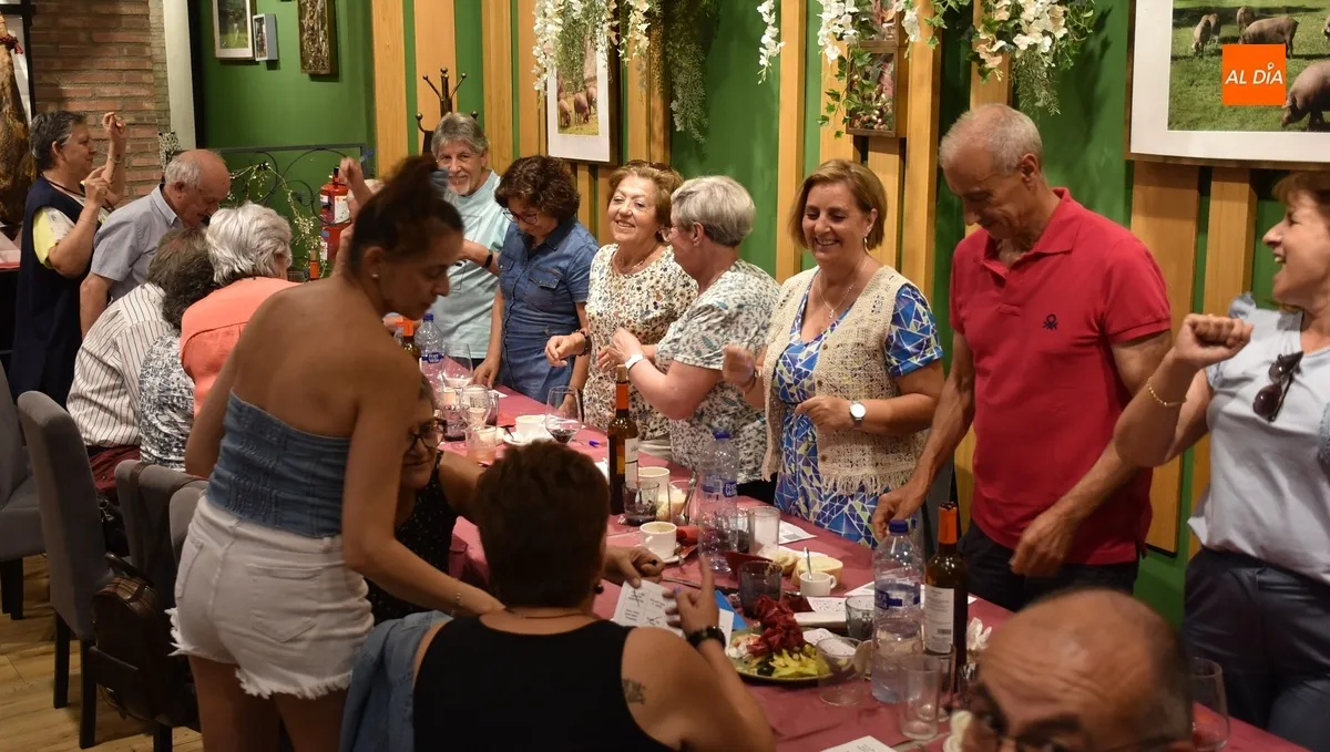 Foto 3 - La Escuela de Adultos se va de comida para festejar el final de las clases