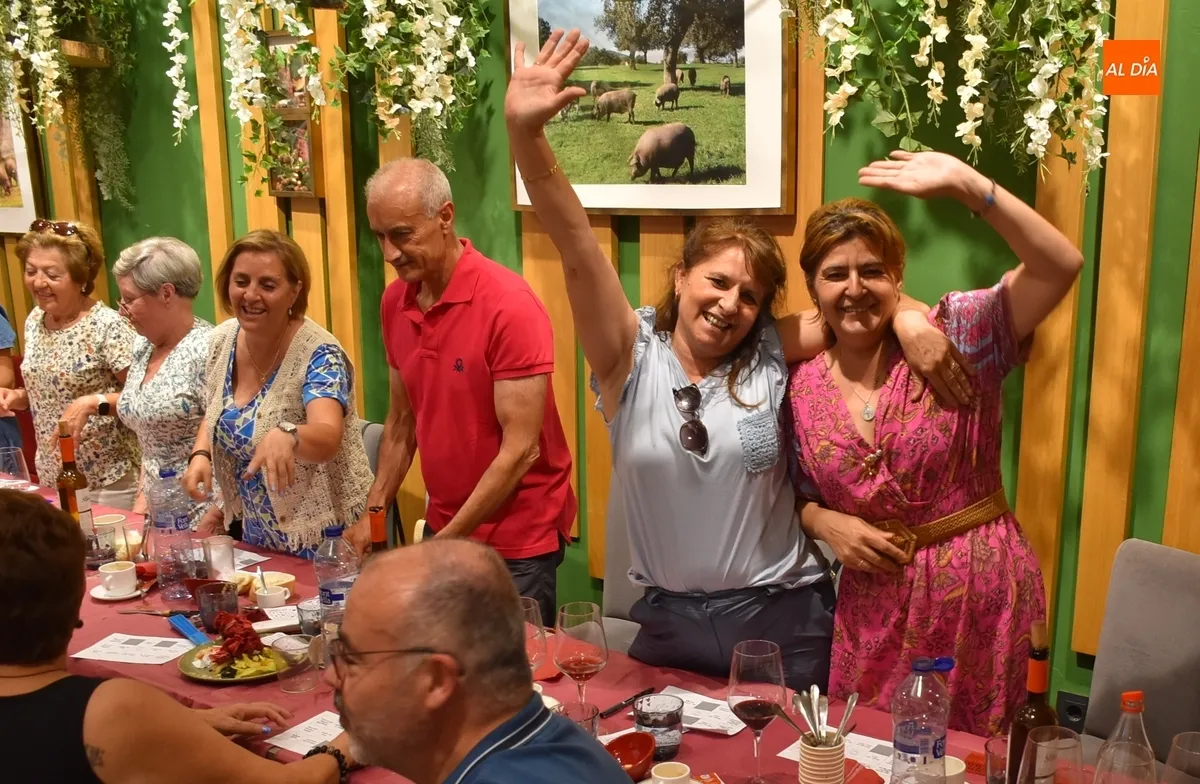 Foto 4 - La Escuela de Adultos se va de comida para festejar el final de las clases