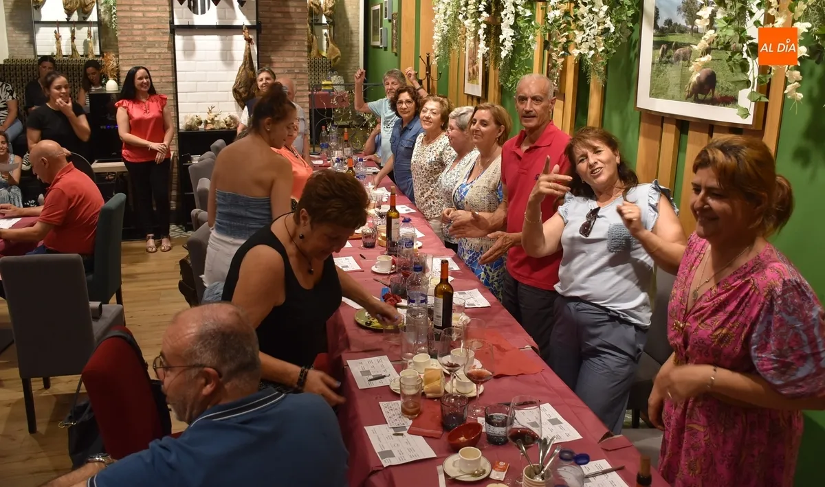 Foto 5 - La Escuela de Adultos se va de comida para festejar el final de las clases