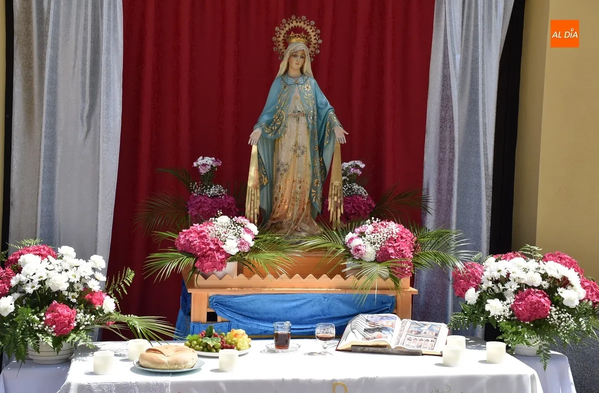 Foto 4 - La Virgen Milagrosa y una alfombra florida sobresalen en los altares de San Andr&eacute;s