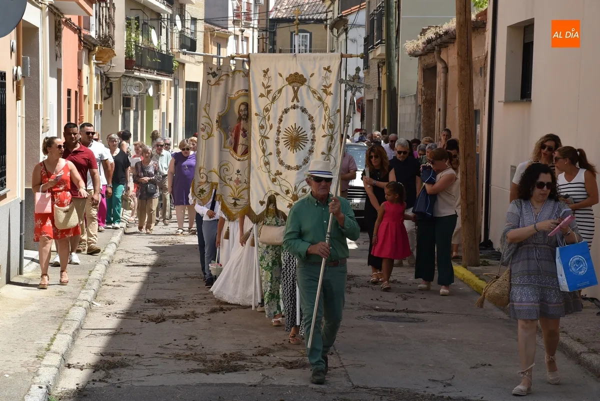 Foto 5 - La Virgen Milagrosa y una alfombra florida sobresalen en los altares de San Andr&eacute;s