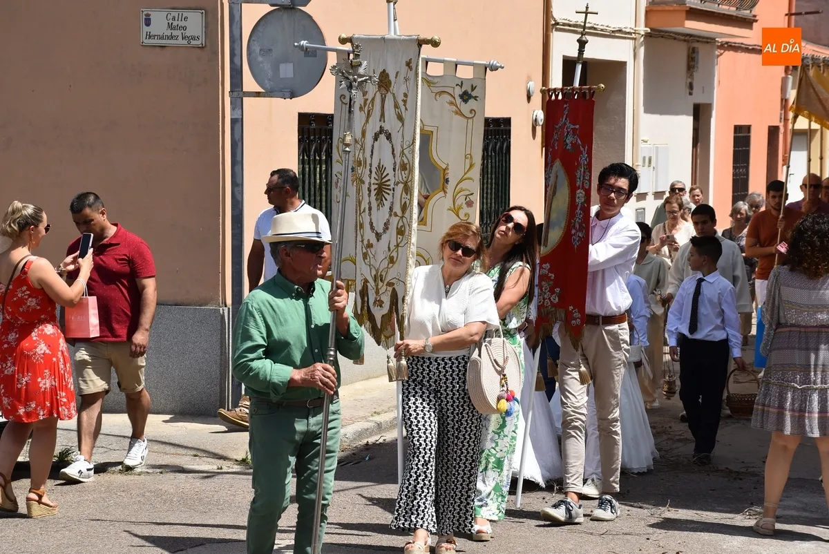 Foto 6 - La Virgen Milagrosa y una alfombra florida sobresalen en los altares de San Andr&eacute;s