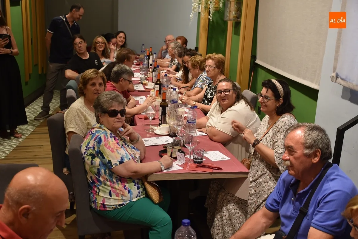 Foto 9 - La Escuela de Adultos se va de comida para festejar el final de las clases