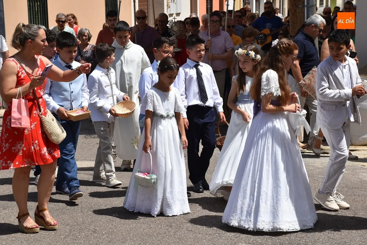 Foto 8 - La Virgen Milagrosa y una alfombra florida sobresalen en los altares de San Andr&eacute;s