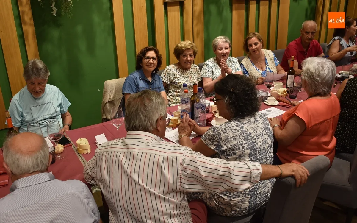 Foto 10 - La Escuela de Adultos se va de comida para festejar el final de las clases