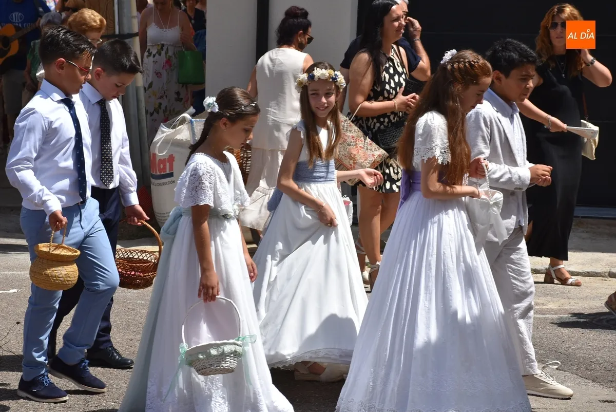 Foto 9 - La Virgen Milagrosa y una alfombra florida sobresalen en los altares de San Andr&eacute;s