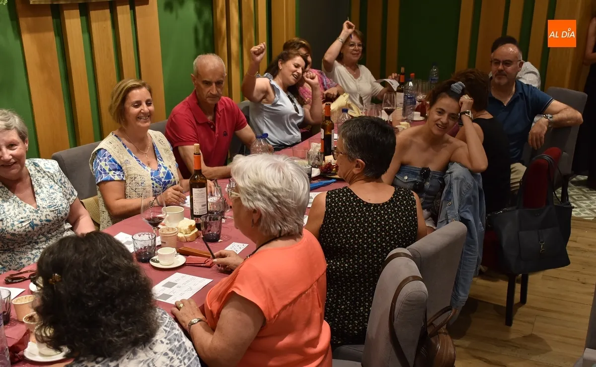 Foto 11 - La Escuela de Adultos se va de comida para festejar el final de las clases